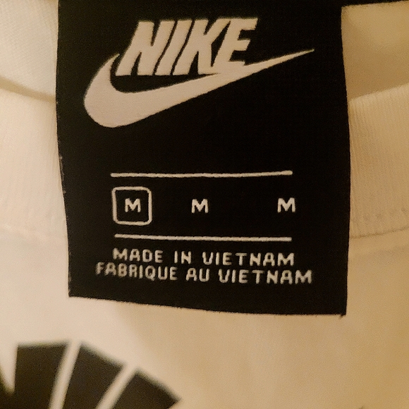 black & white cropped Nike workout top - Picture 2 of 2